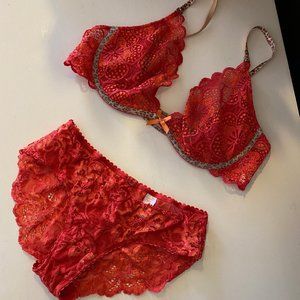 Victoria's Secret Lace Bra and Panties  I  36B w/Small Panties